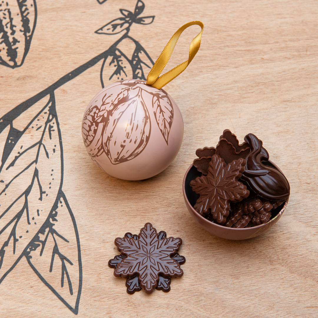 Boule de Noël garnie de flocons et petites baleines chocolat noir & lait 1 Boule de Noël garnie de flocons et petites baleines chocolat noir & lait